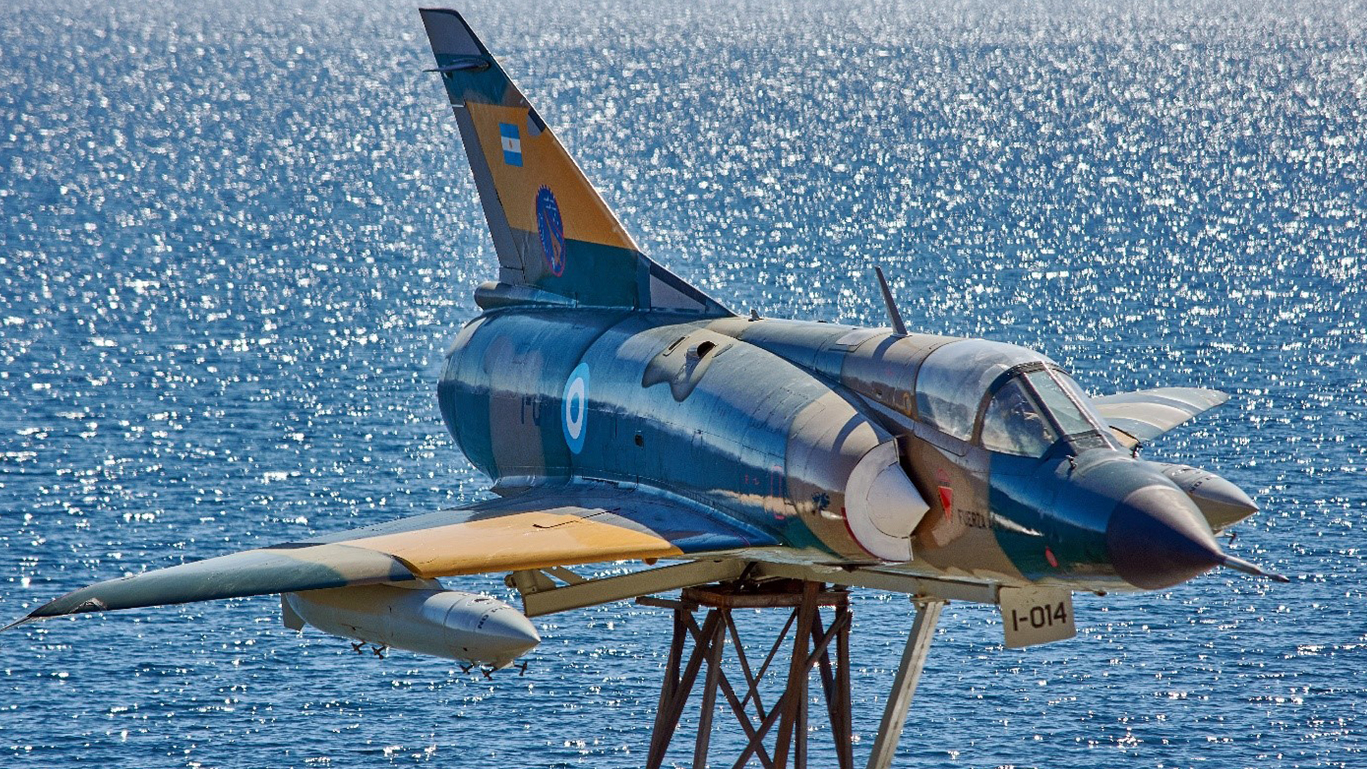 Un Mirage III EA de la Fuerza Aérea Argentina forma parte del Memorial Héroes de Malvinas